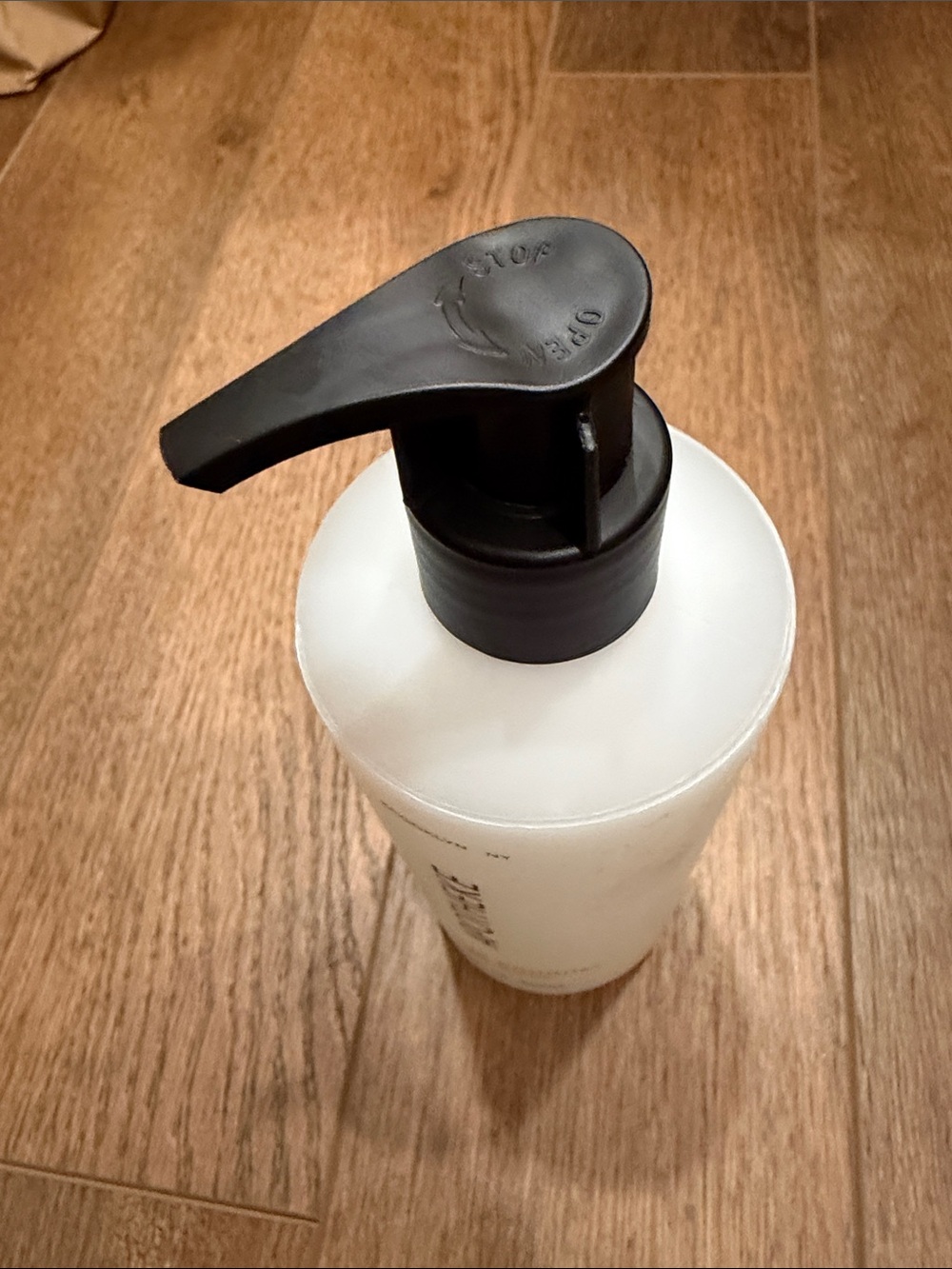 APOTHEKE Magnolia Bouquet Liquid Soap - White Bottle - Picture 4 of 4